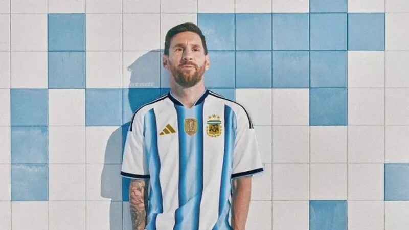 Lionel Messi con la nueva camiseta Argentina para el Mundial 2026. Conseguila online en pampadirect.com con envíos a todo el mundo. 