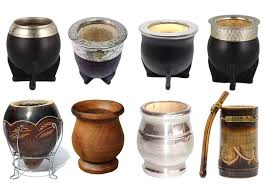 Distintos tipos de mates argentinos: mates de acero, cerámica, madera y calabaza con bombillas.”