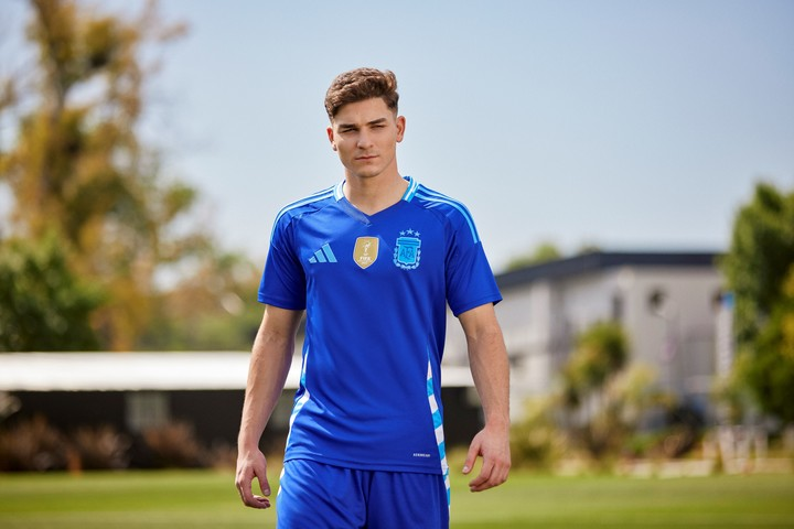 Camiseta oficial de la Selección Argentina en color azul, usada por un jugador en un campo de entrenamiento. Conseguila en pampadirect.com