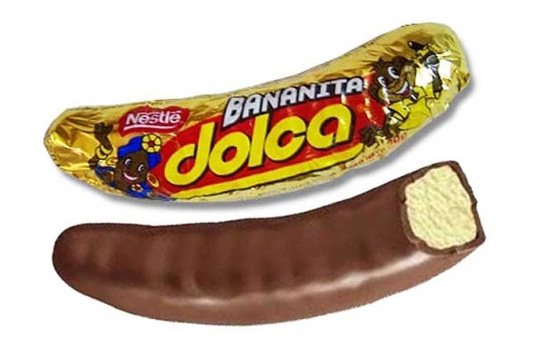 Bananita Dolca: golosina argentina clásica con forma de banana, cubierta de chocolate y relleno cremoso.