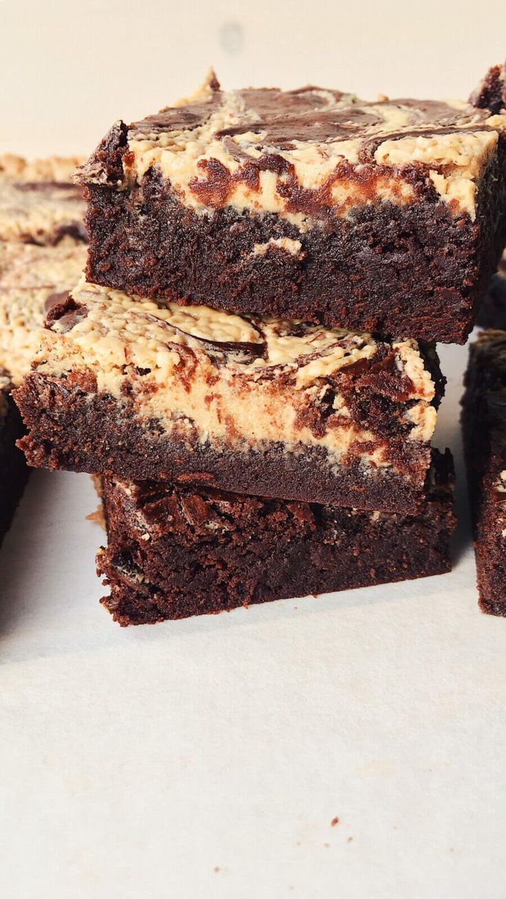 Brownies caseros con una capa crujiente de Chocolinas, mostrando el contraste entre el interior suave y el exterior crocante.