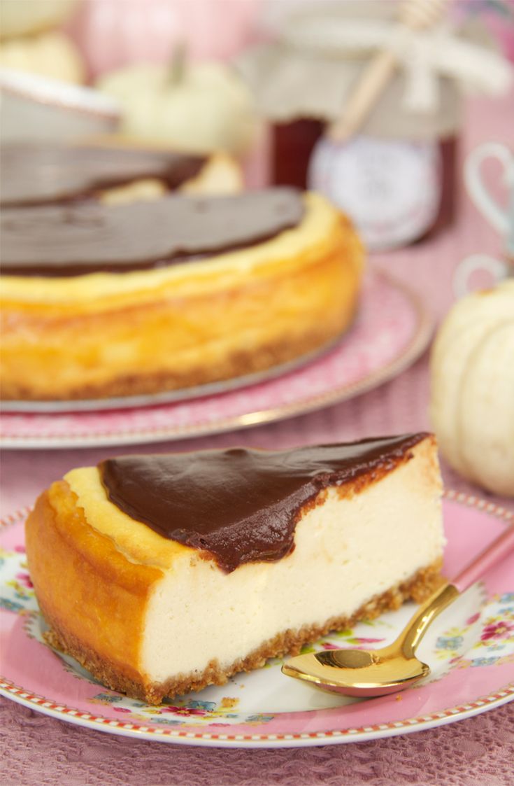 Cheesecake con base de Chocolinas y cobertura de chocolate, una versión deliciosa del postre clásico.