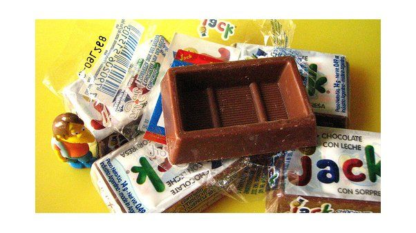 Chocolate Jack argentino con sorpresa: golosina clásica con envoltorio blanco y figuras coleccionables.