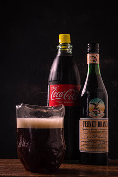 Trago típico argentino: vaso de fernet con Coca-Cola acompañado de botella de Fernet Branca y Coca-Cola”