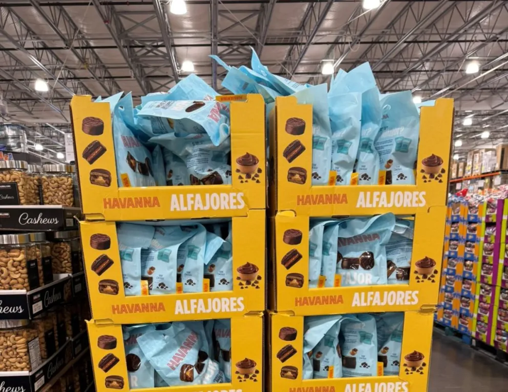 Exhibición de alfajores Havanna en Costco Estados Unidos, presentación en caja amarilla con bolsas de mini alfajores.