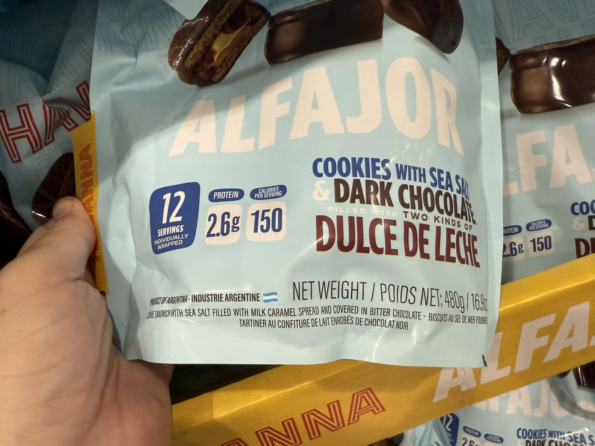 Bolsa de mini alfajores Havanna con sal marina y chocolate amargo, rellenos de dos tipos de dulce de leche, producto argentino.