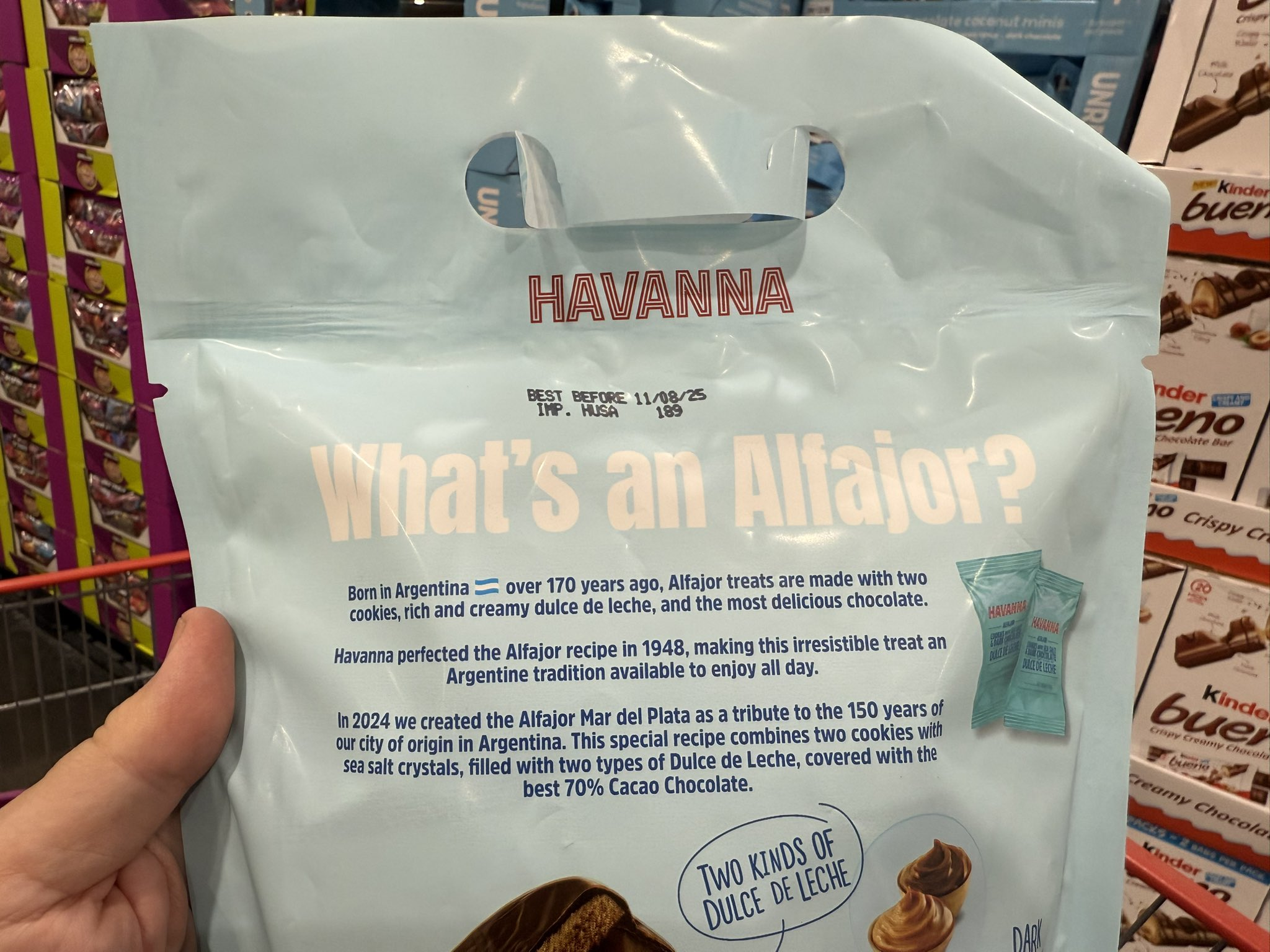 Parte trasera del envase de alfajores Havanna explicando qué es un alfajor y destacando su origen argentino.
