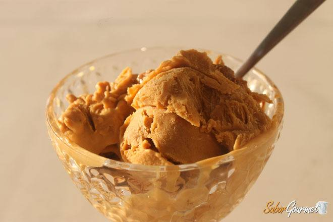 Helado casero de dulce de leche servido en un cuenco blanco con trozos de nuez