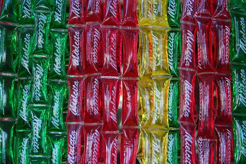 Mielcitas argentinas en sus tres colores clásicos: verde, rojo y amarillo, acomodadas en fila como en un kiosco