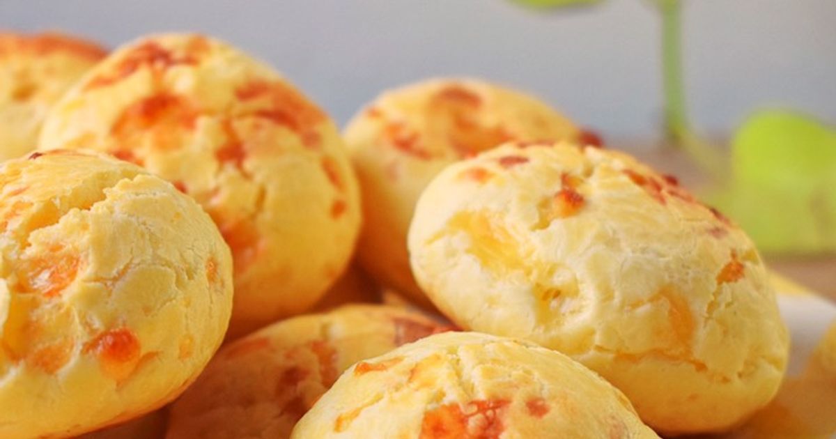 Freshly baked chipá cheese bread rolls, golden and soft, made with Argentine pre-mix. Freshly baked chipá cheese bread rolls, golden and soft, made with Argentine pre-mix.