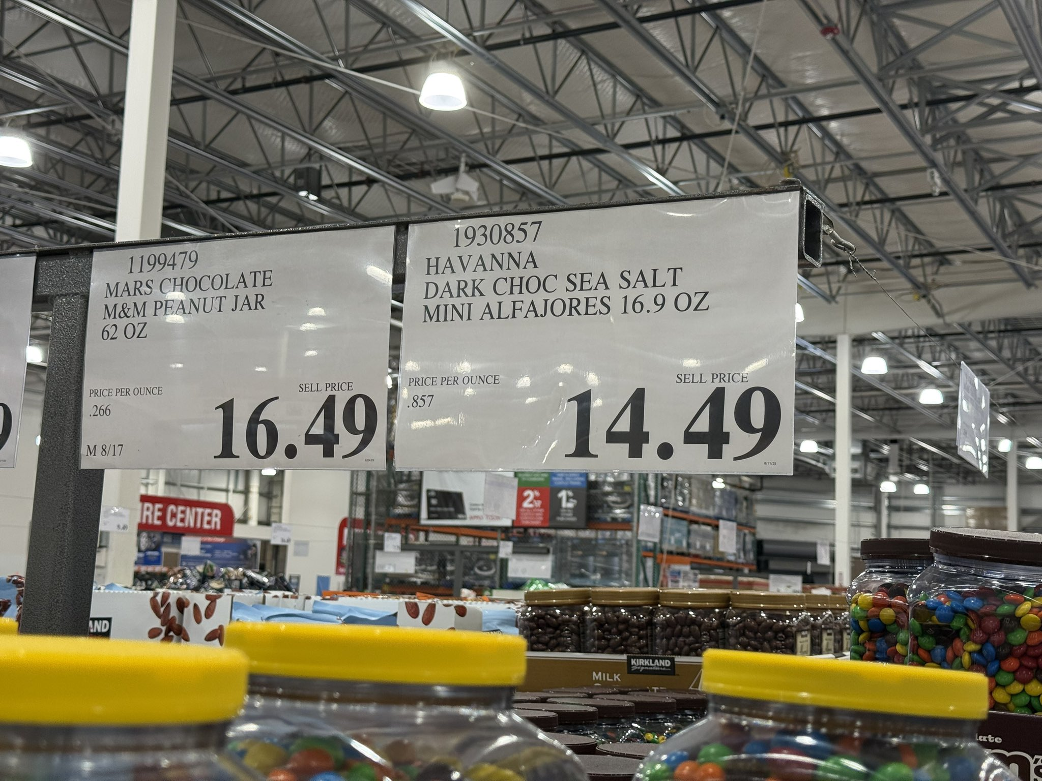 Cartel con el precio de mini alfajores Havanna en Costco Estados Unidos, venta por 14.49 dólares.